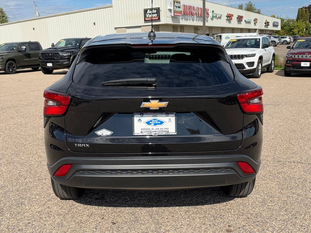 Used 2025 Chevrolet Trax LS FWD image 3