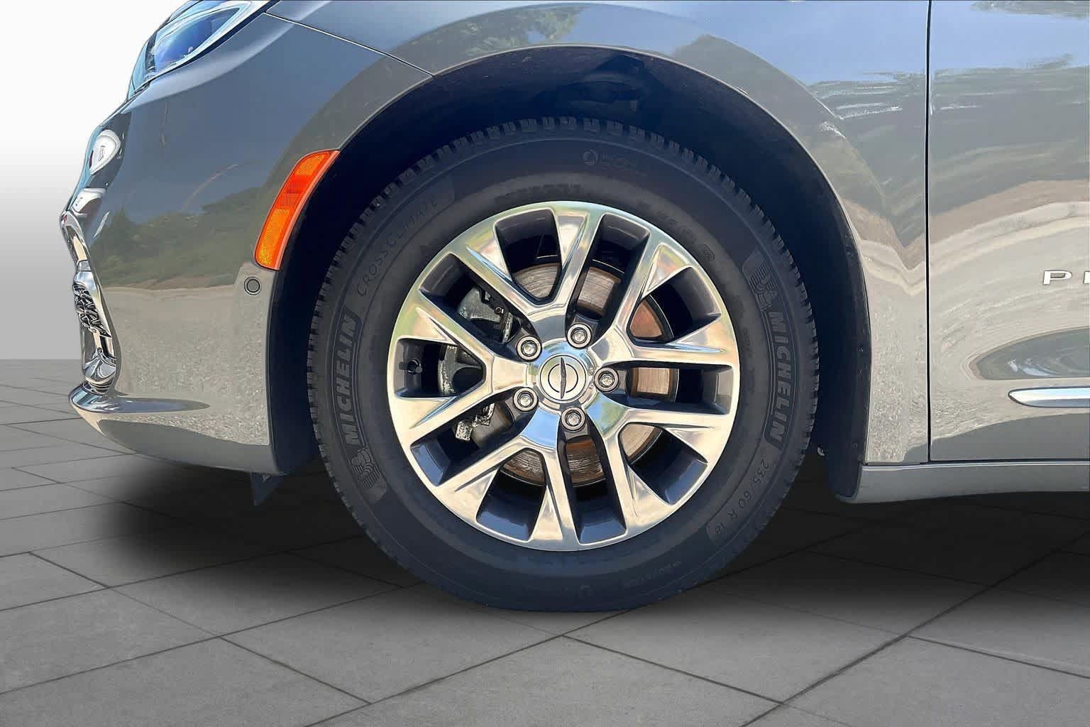 Used 2023 Chrysler Pacifica Pinnacle FWD image 10