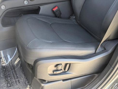 Used 2025 Land Rover Defender 110 X-Dynamic SE image 4