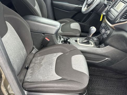 Used 2014 Jeep Cherokee Latitude w/ Cold Weather Group image 16