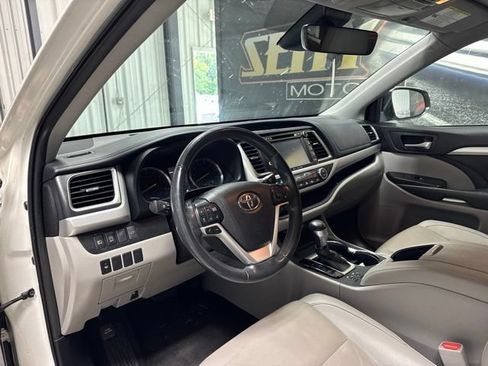 Used 2019 Toyota Highlander XLE FWD image 5