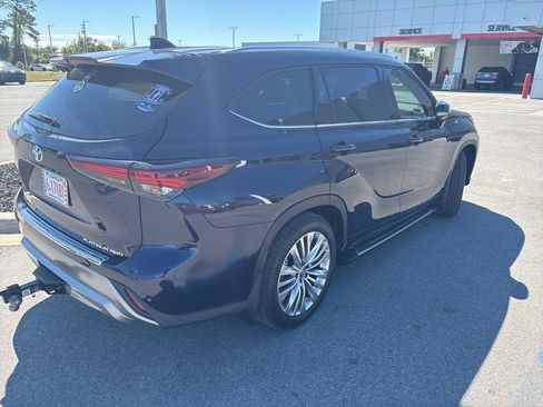 Used 2025 Toyota Highlander Platinum image 11