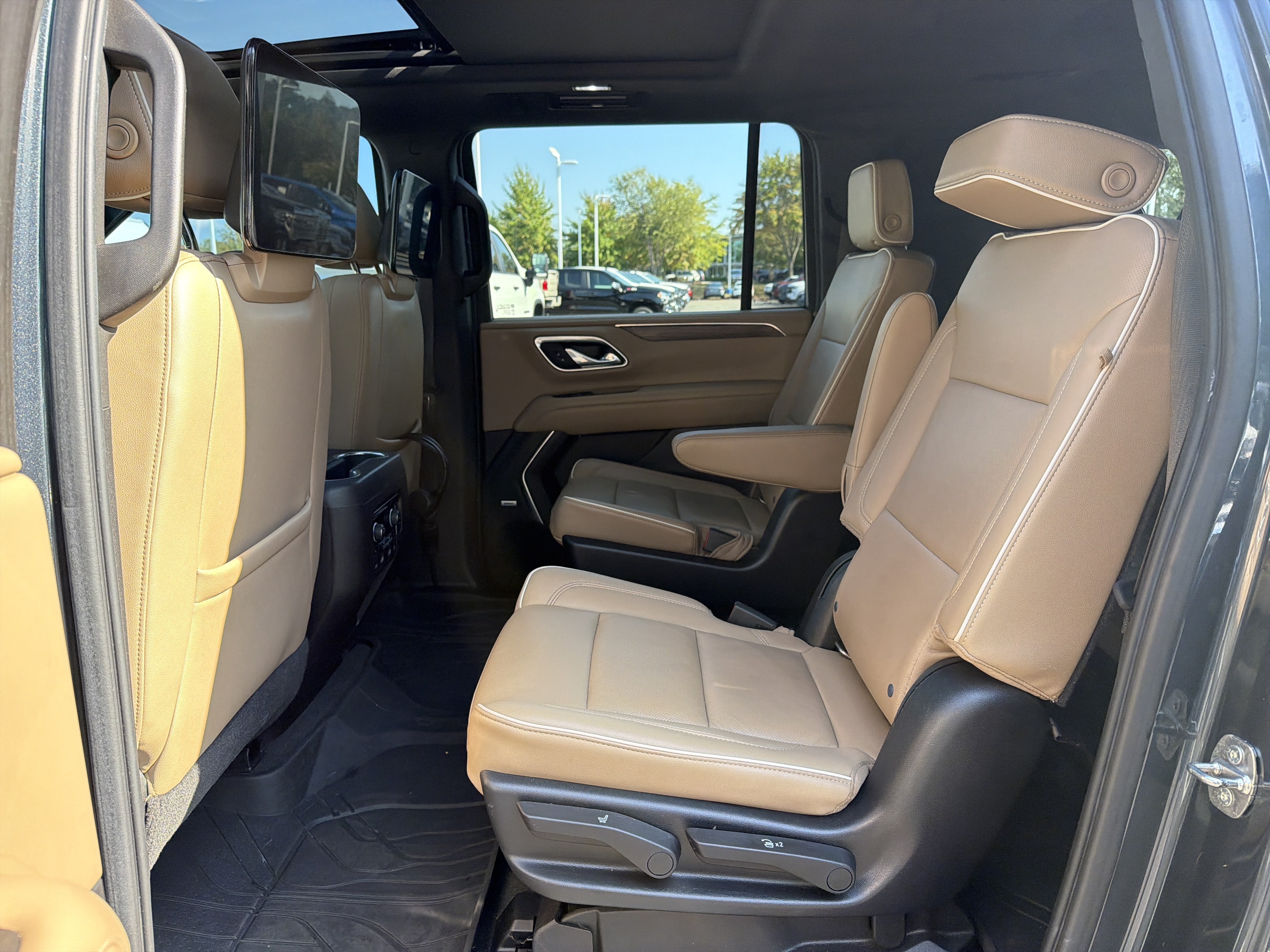 Used 2021 Chevrolet Suburban Premier AWD/4WD image 32