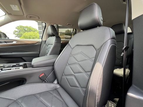 Used 2025 Volkswagen Atlas SE image 26