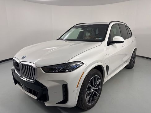 New 2026 BMW X5 xDrive50e image 3