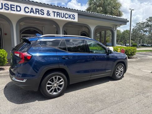 Used 2022 GMC Terrain SLT w/ Infotainment Package II FWD image 3