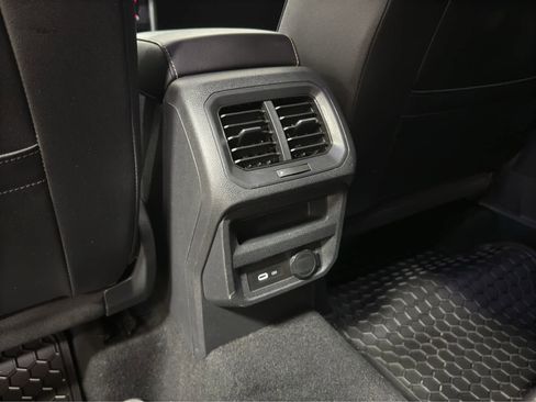 Used 2022 Volkswagen Tiguan SE image 23