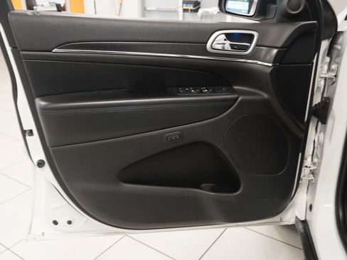 Used 2018 Jeep Grand Cherokee Limited image 17