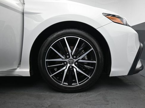Used 2023 Toyota Camry SE image 11