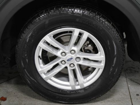 Used 2023 Ford Explorer XLT AWD/4WD image 17
