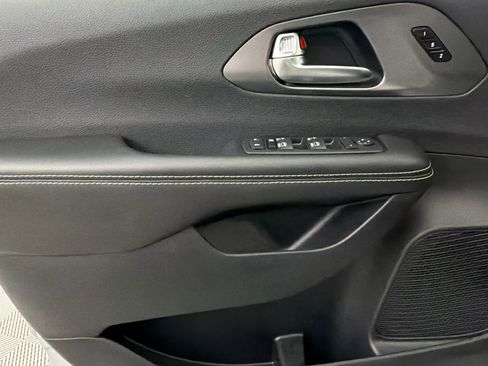 Used 2026 Chrysler Pacifica Select FWD image 23