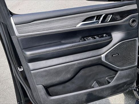 Certified 2024 Jeep Wagoneer Series II w/ Flexible Seating Group image 28