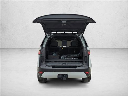 Certified 2024 Land Rover Discovery Dynamic SE image 11