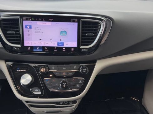 Used 2022 Chrysler Pacifica Touring-L FWD image 25