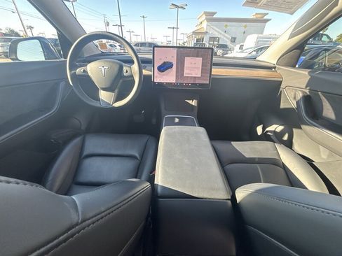 Used 2022 Tesla Model Y Long Range image 18
