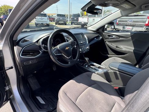 Used 2017 Chevrolet Malibu LT FWD image 17