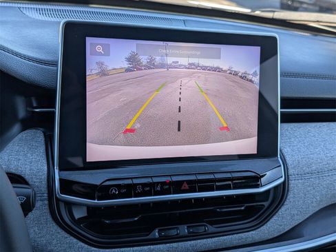 Used 2024 Jeep Compass Latitude image 19