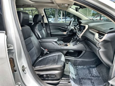 Used 2021 GMC Acadia Denali w/ Denali Technology Package FWD image 9