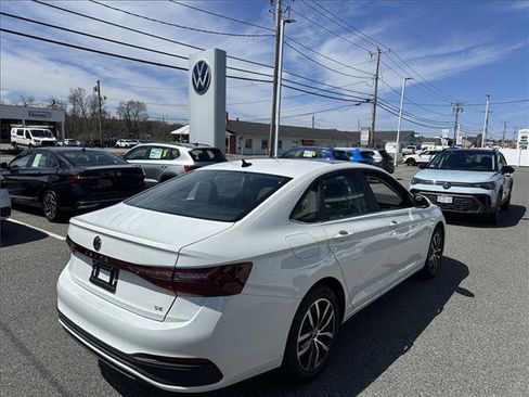 New 2025 Volkswagen Jetta SE FWD image 6