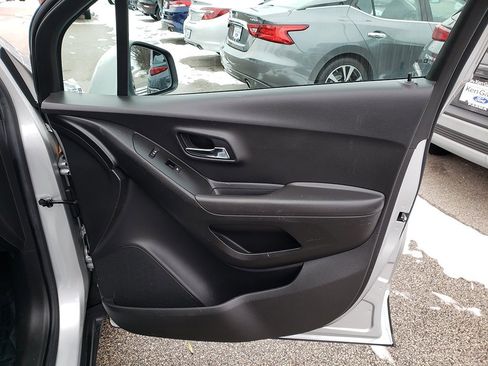 Used 2020 Chevrolet Trax LT w/ LT Convenience Package image 20