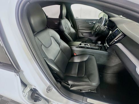 Used 2020 Volvo S60 T5 Momentum image 29
