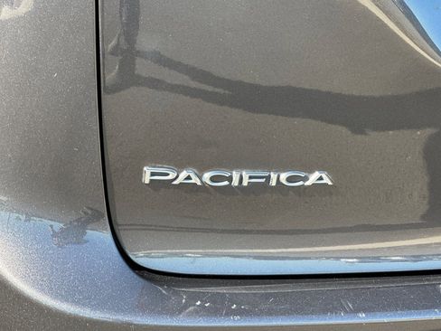 Used 2023 Chrysler Pacifica Touring-L FWD image 32