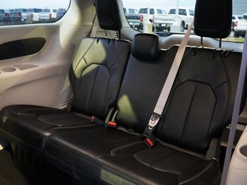 Used 2024 Chrysler Pacifica Touring-L image 17