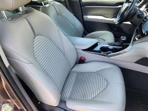 Used 2018 Toyota Camry SE w/ Moonroof Package FWD image 13