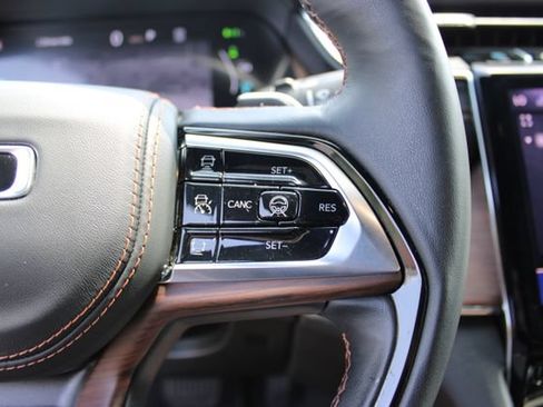 Used 2025 Jeep Grand Cherokee Summit w/ Advanced Protech Group IV AWD/4WD image 31