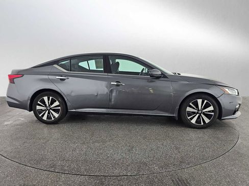 Used 2020 Nissan Altima 2.5 SV image 2