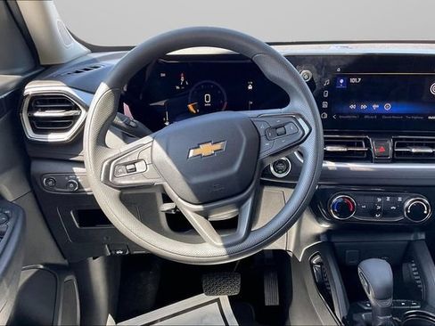 Used 2025 Chevrolet TrailBlazer LT AWD/4WD image 5