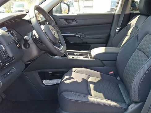 New 2025 Nissan Pathfinder SV image 13
