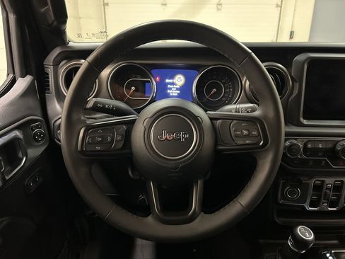 Used 2023 Jeep Gladiator Willys image 15