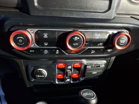 Used 2019 Jeep Wrangler Unlimited Sahara AWD/4WD image 18
