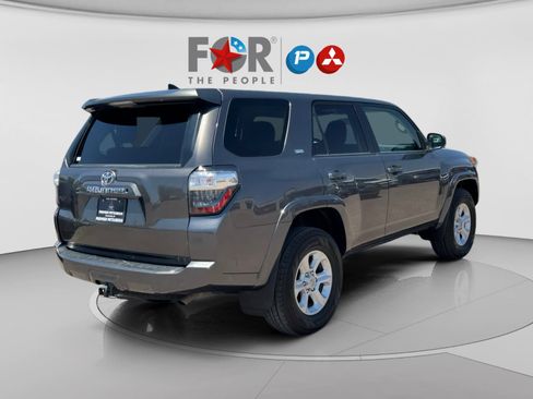 Used 2017 Toyota 4Runner SR5 AWD/4WD image 5