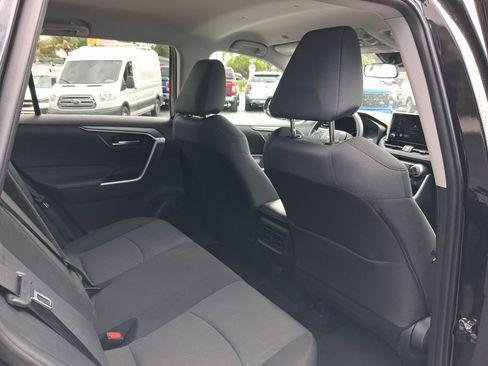 Used 2025 Toyota RAV4 XLE image 31