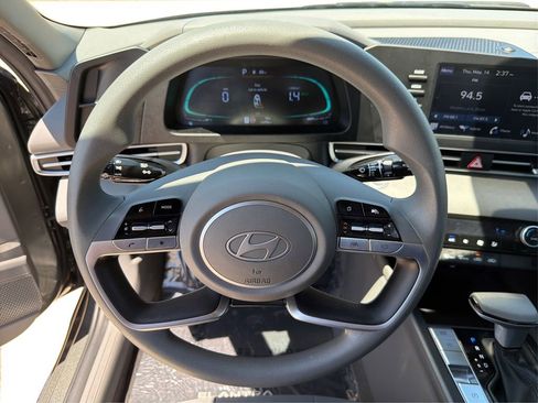 Used 2026 Hyundai Elantra Hybrid FWD image 17