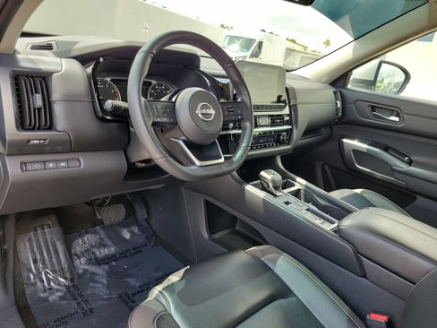 Used 2024 Nissan Pathfinder SL w/ Black Appearance Package FWD image 9