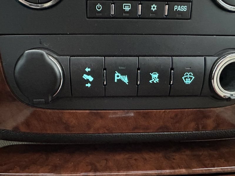 Used 2008 Chevrolet Avalanche LTZ w/ LTZ Preferred Equipment Group AWD/4WD image 25