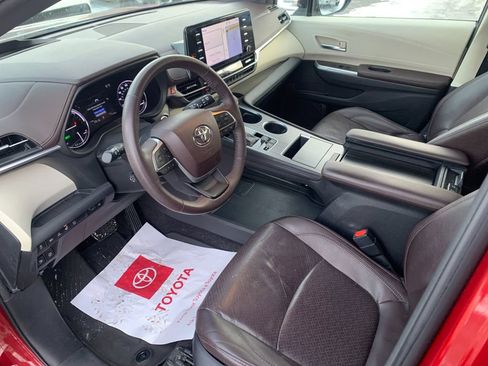 Used 2021 Toyota Sienna Platinum image 11