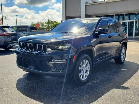 Used 2022 Jeep Grand Cherokee Limited image 3