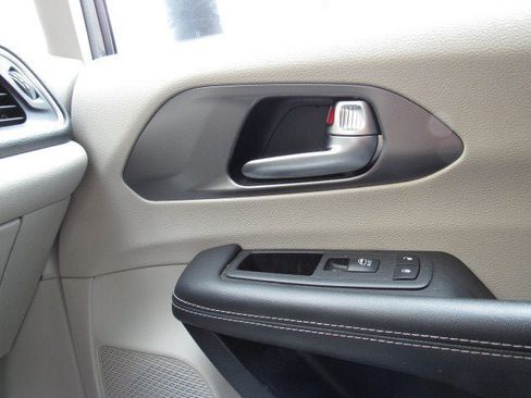 Used 2023 Chrysler Pacifica Touring-L FWD image 28