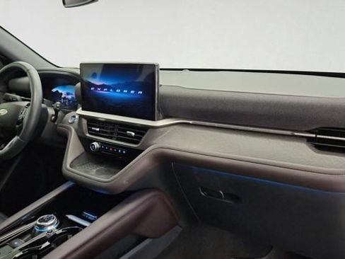 Certified 2025 Ford Explorer Platinum w/ Ultimate Package AWD/4WD image 33