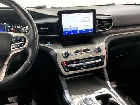 Used 2022 Ford Explorer XLT w/ XLT Sport Appearance Package image 9