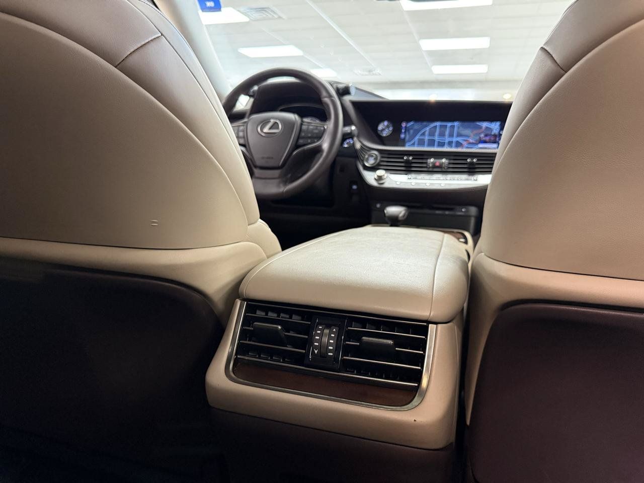 Used 2018 Lexus LS 500 w/ Accessory Package (Z2) RWD image 29