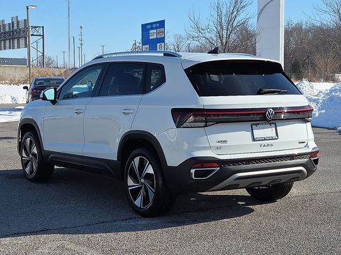 Used 2025 Volkswagen Taos SE image 4