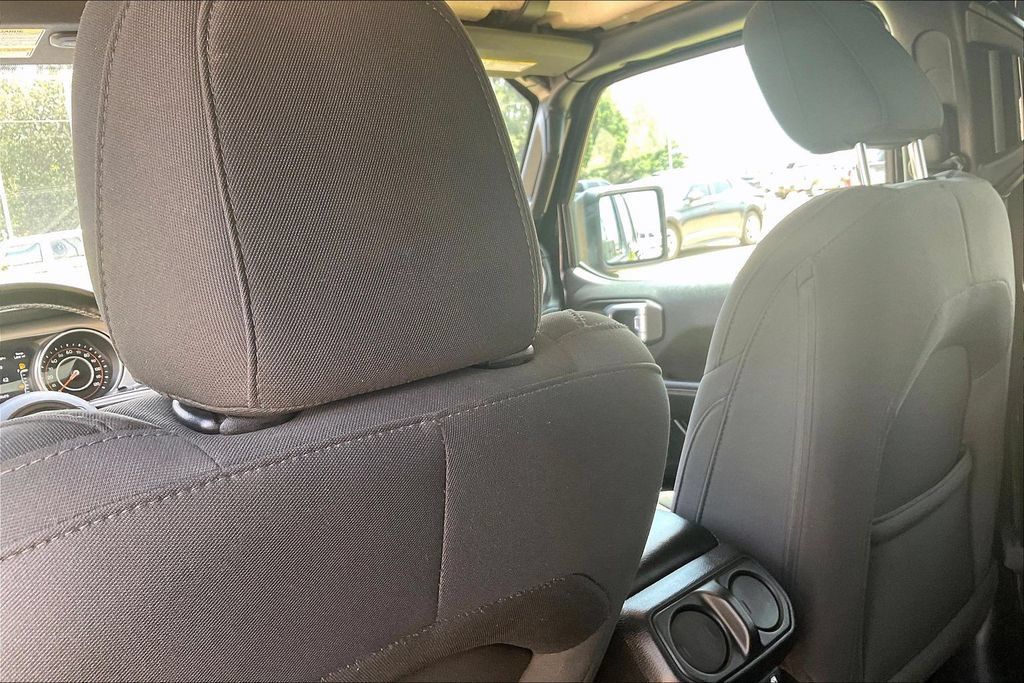 Used 2020 Jeep Wrangler Unlimited Sahara AWD/4WD image 35