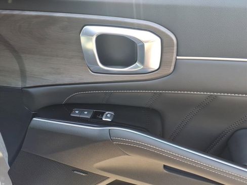 Used 2025 Kia Sorento SX Prestige image 9