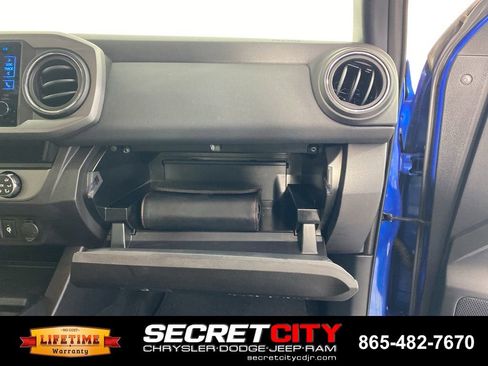 Used 2018 Toyota Tacoma TRD Off-Road AWD/4WD image 30