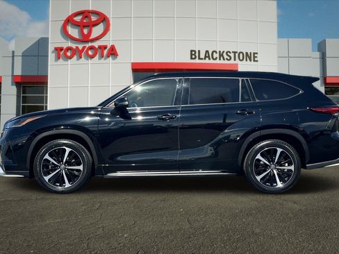 Used 2022 Toyota Highlander XSE FWD image 6
